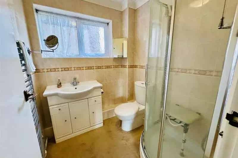 3 Bedroom Flat for Sale Near Kelsey Park