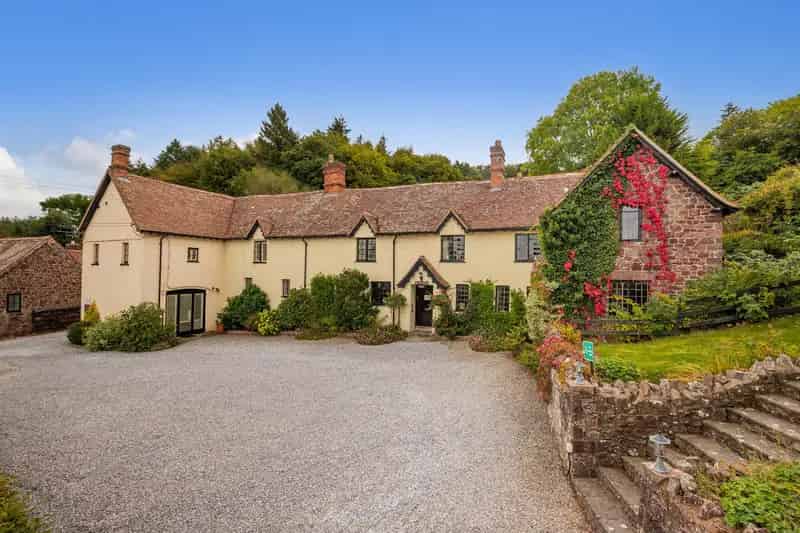 Country Hotel for Sale: 9 En-Suite Rooms, Restaurant, Owners Cottage