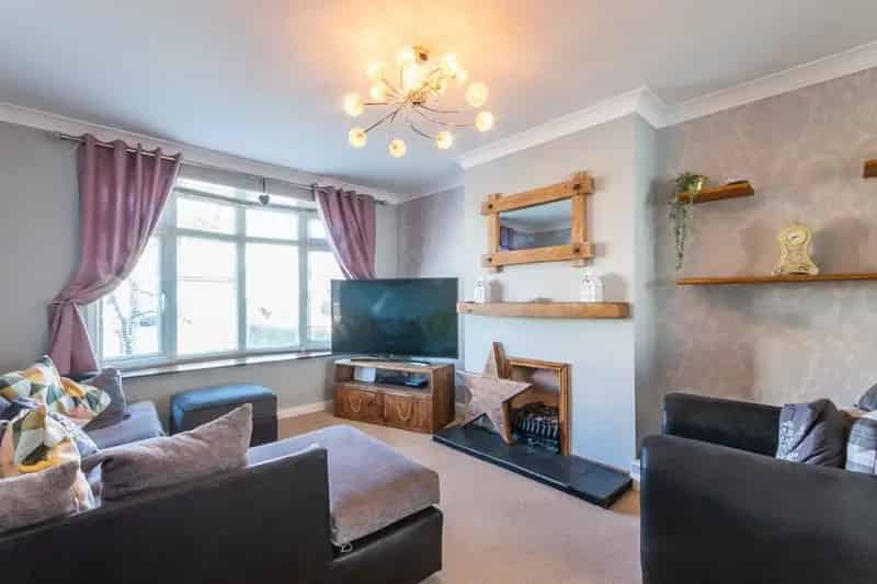 4 5 Bedroom Family Home with Conservatory and Garage