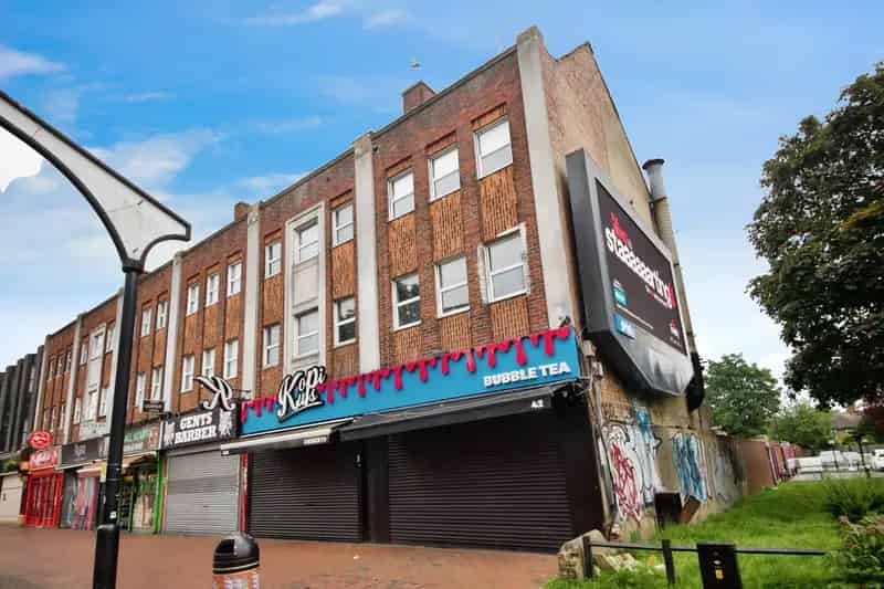 Spacious 3 Bedroom Split Level Flat Near Silver Street Station