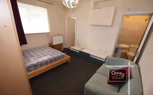 Southampton City Center Studio Flat First Floor Available