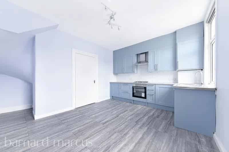 2 Bedroom Maisonette Near Tooting Bec Station  Zero Deposit Available