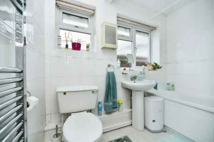 Three Bedroom Chalet Bungalow Near Amenities