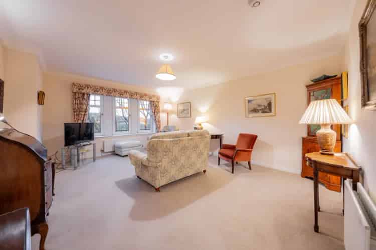 5-Room Modern Flat with Balcony Parking and Garage