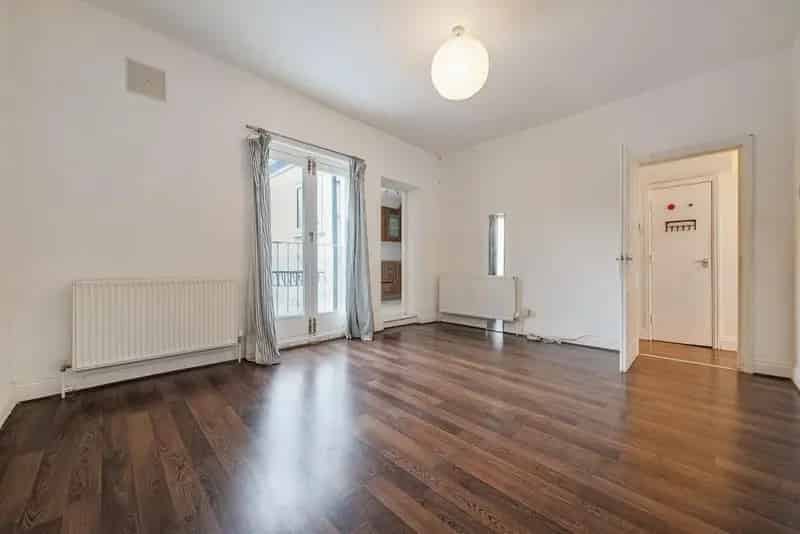 One Bedroom Victorian Conversion Flat Near Hilly Fields Park