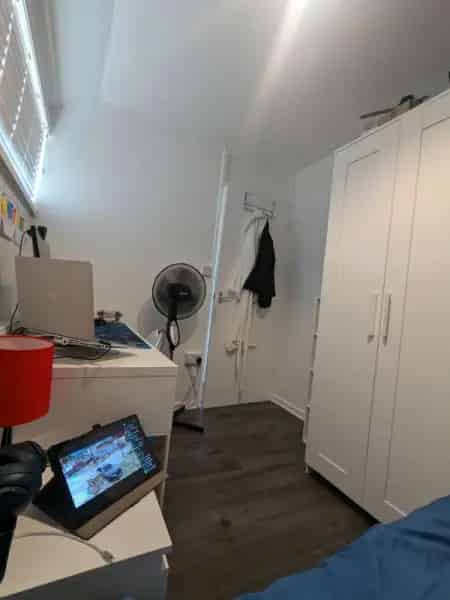 4 Bedroom Townhouse New Kitchen & Heating System Near Schools