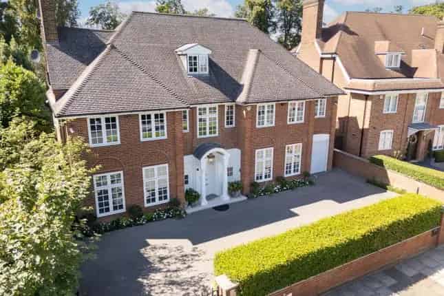 Detached House for Sale in London N6