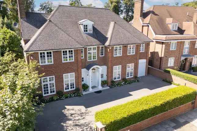 Detached House for Sale in London N6