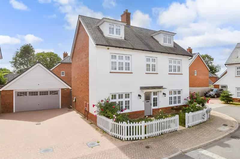 5 bedroom detached house for sale