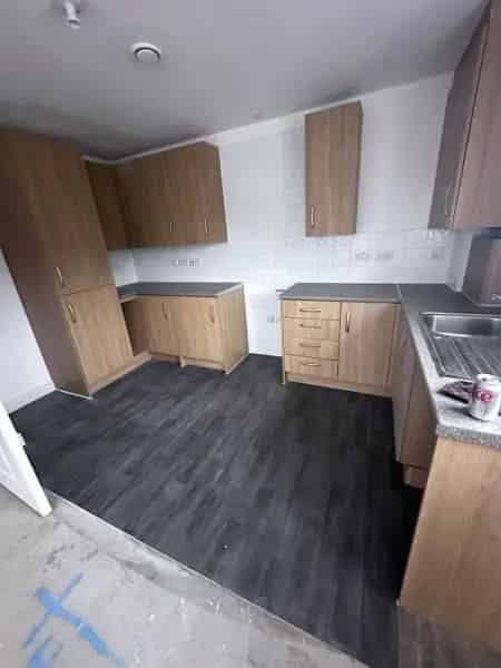 Large 2 Bedroom Flat with New Carpets