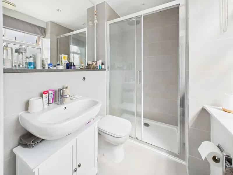 4 Bed House for Sale Near Town Centre