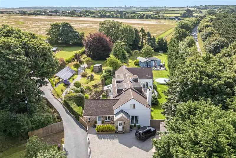 6 bedroom detached house for sale