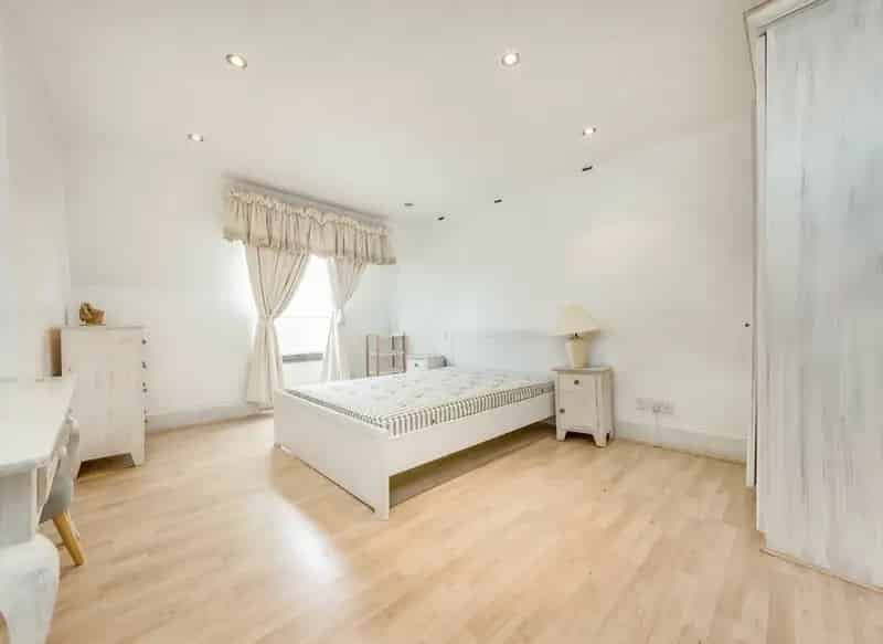 Spacious 3-Bedroom Apartment near Notting Hill Gate