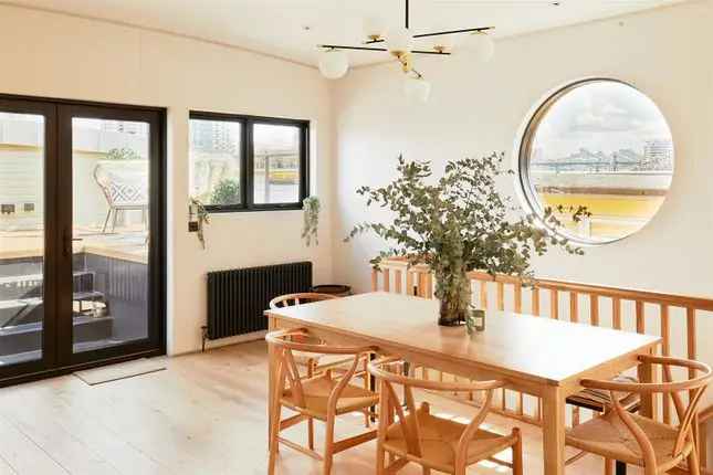 Houseboat to rent in Cheyne Walk, Chelsea SW10