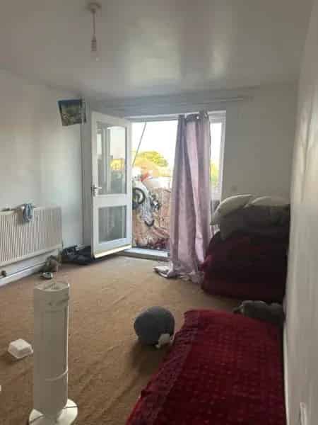 3 Bedroom Flat Wanted: Upgrade from 1 Bedroom
