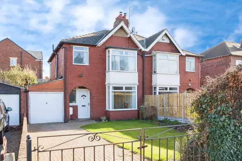 3 Bedroom Semi Detached House Wakefield West Yorkshire WF1 For Sale