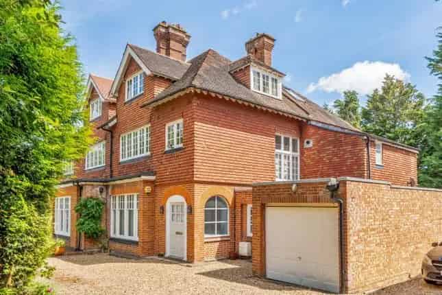 5 Bedroom Semi-Detached House for Sale in Oakleigh Park North N20