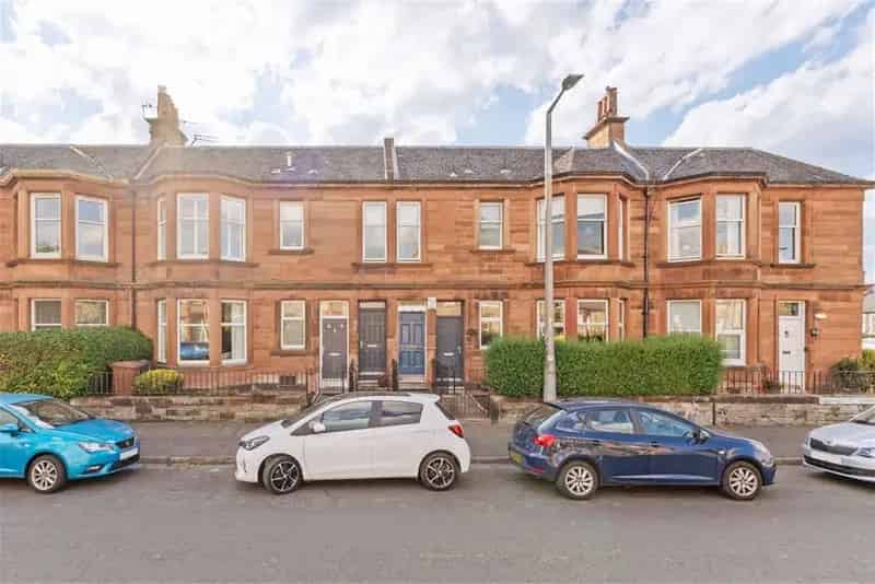 2 Bed Flat - Upper with 1 Reception Room