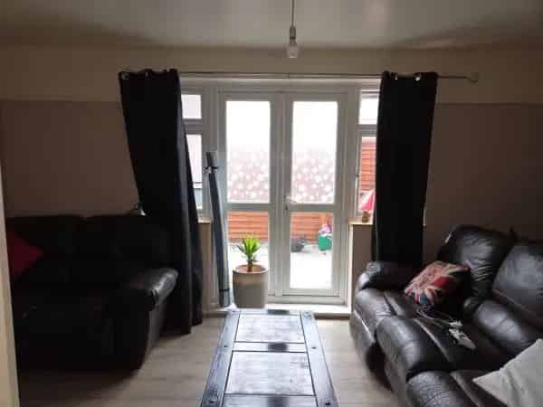 2 Bedroom Maisonette with Private Balcony Near Shops and Schools