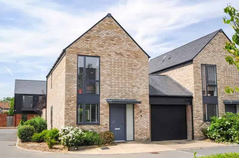 2 Bedroom Detached House For Sale