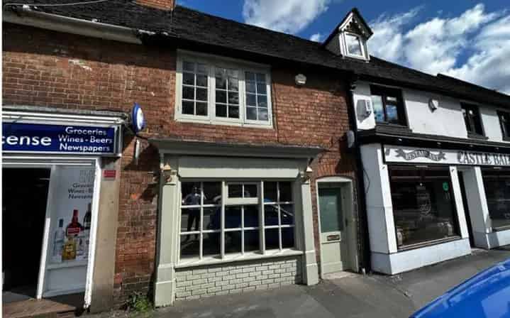 Warwick Town Centre Office with 3 Beds Parking