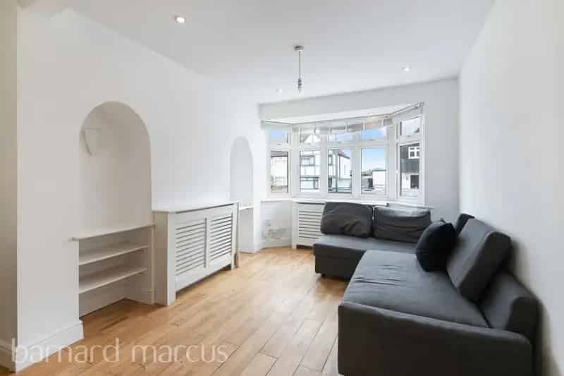Three Bedroom House in Carshalton