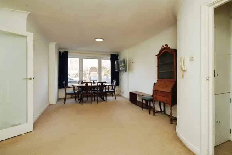 Modern 2-Bedroom Flat with Open Plan Living and Ample Storage