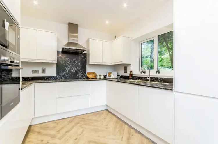 4 Bedroom Detached House Sanderstead Modern Kitchen Ensuite Shower Rooms Private Garden