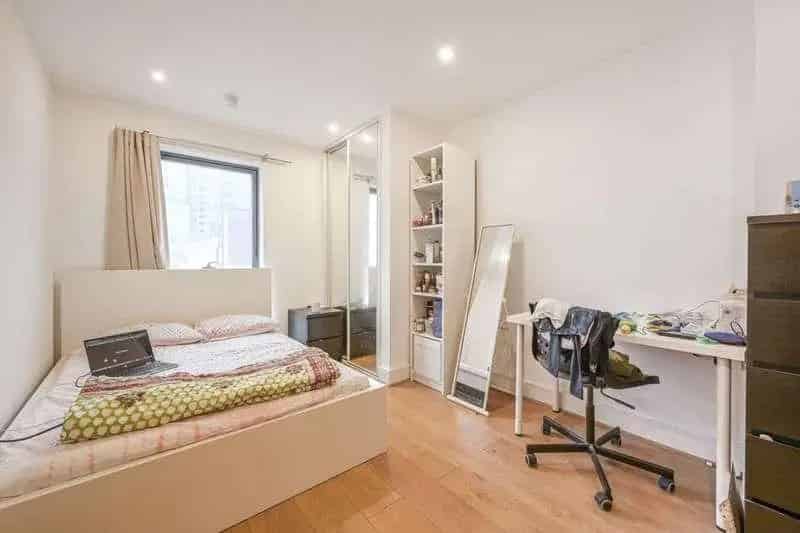 2 Bed Flat for Sale Near DLR