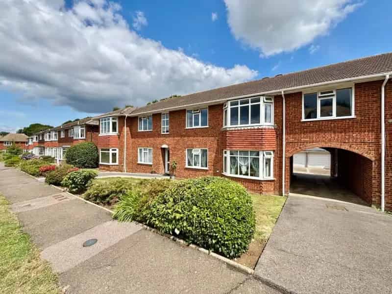 3 Bed Flat for Sale Spacious Apartment with Garage and Communal Gardens