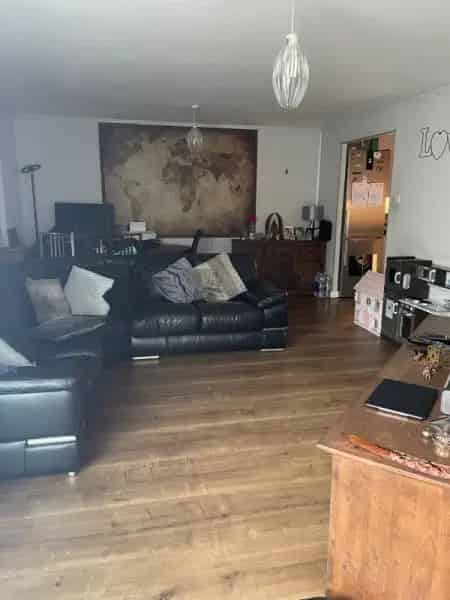 First Floor Apartment Near Victoria Station - Low Bills, Central Heating Included