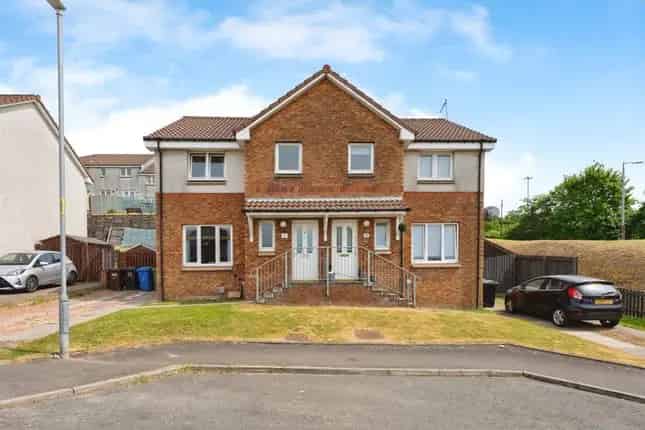 Semi Detached House Glasgow G33 3 Bedroom 2.5 Bathroom Driveway
