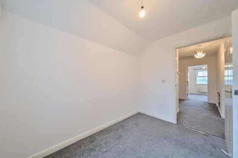 2 bed flat for sale