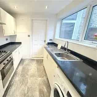 2 Bed Terraced House Stratford - Mostly Furnished