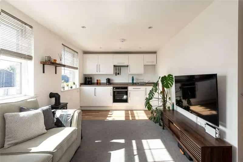 1 Bed Flat for Sale Near High Street and Mainline Station