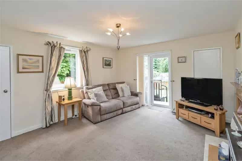2 Bed Flat Ground Floor with 1 Reception Room Dalkeith