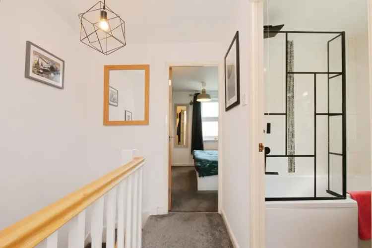 Two Bedroom House in Rawcliffe - Modern Amenities and Well Maintained Gardens