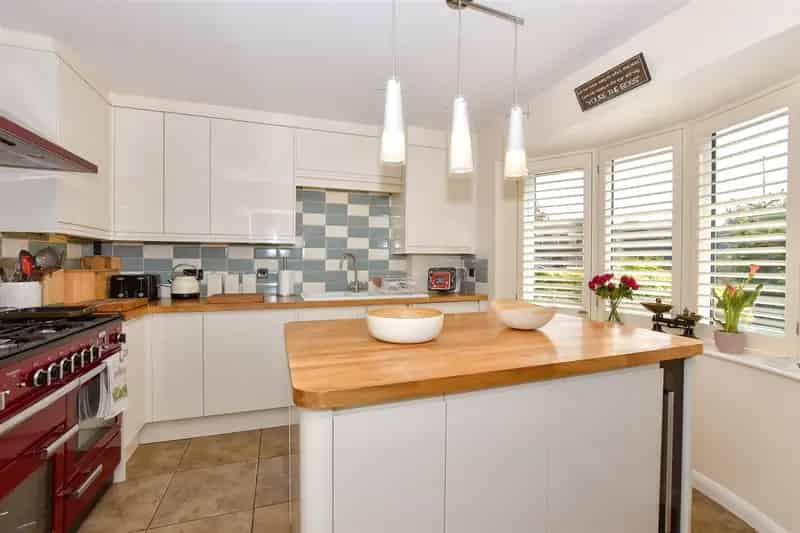 Spacious Six Bedroom Detached House For Sale