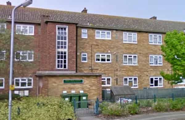 2 Bed First Floor Flat Near Shops and Schools