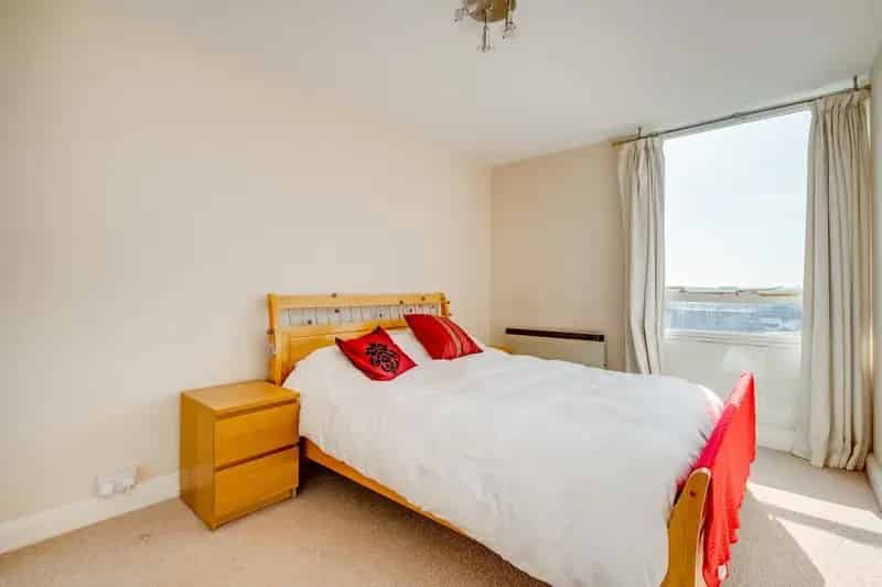 Two Bedroom Apartment Near Clapham Junction with Parking
