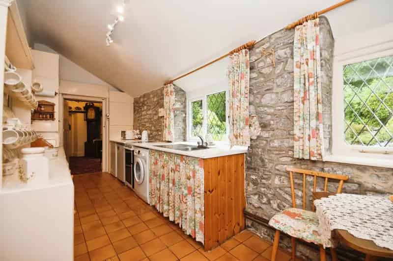 3 Bed Semi-Detached Home with Garden and Garage Near Amenities