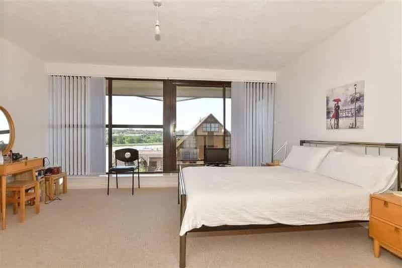 2 bed flat for sale