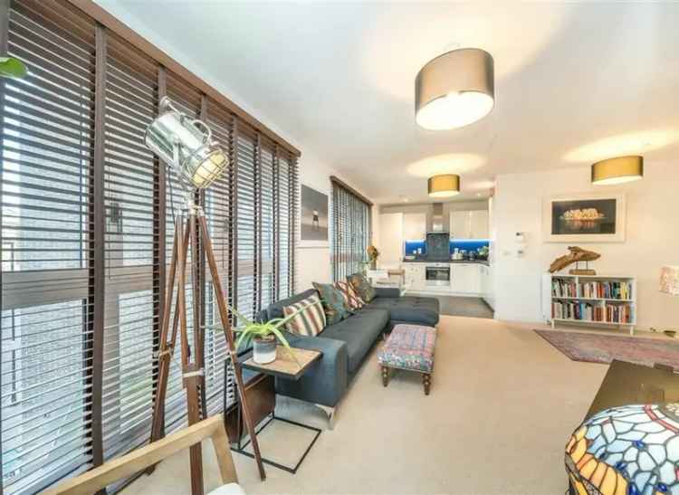 Two-Bedroom Apartment near Aldgate with Gym and Concierge