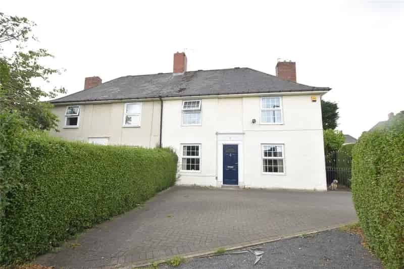 Spacious Semi-Detached House with Garage and Garden