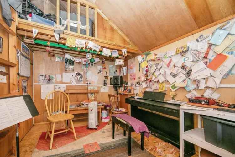 3 Bed House in Manningtree with Garden and Studio