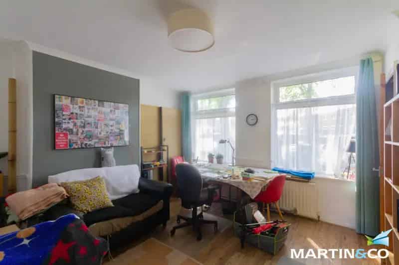 2 Bedroom Semi Detached House with Garden and Parking