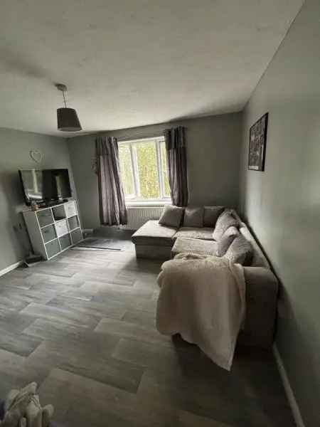 Flat For Rent in Taunton, England