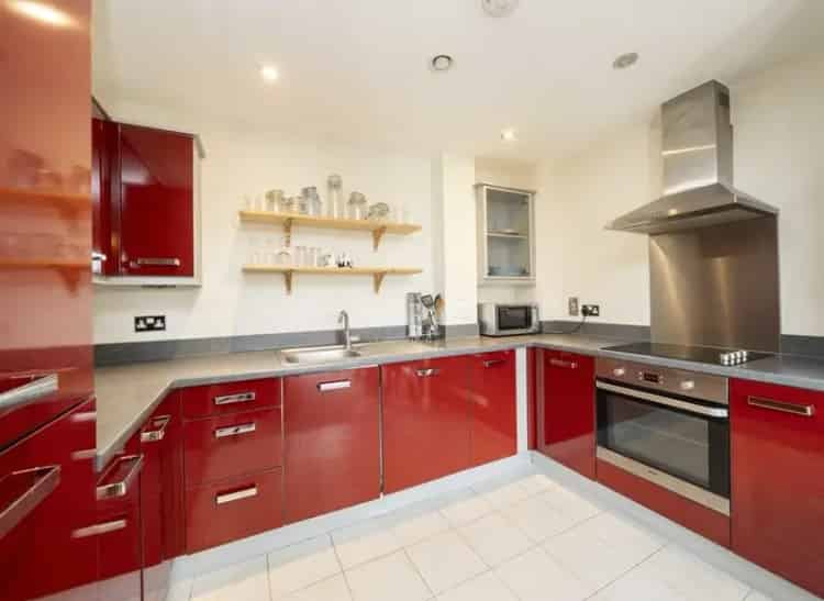 Spacious 2-Double Bedroom Apartment with Balcony - Ideal for Professionals