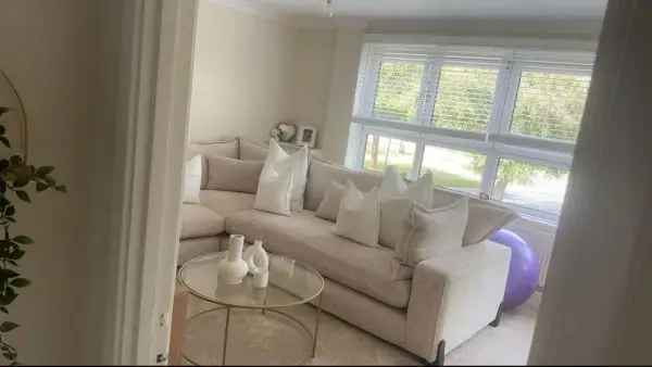 Flat For Rent in Reigate and Banstead, England