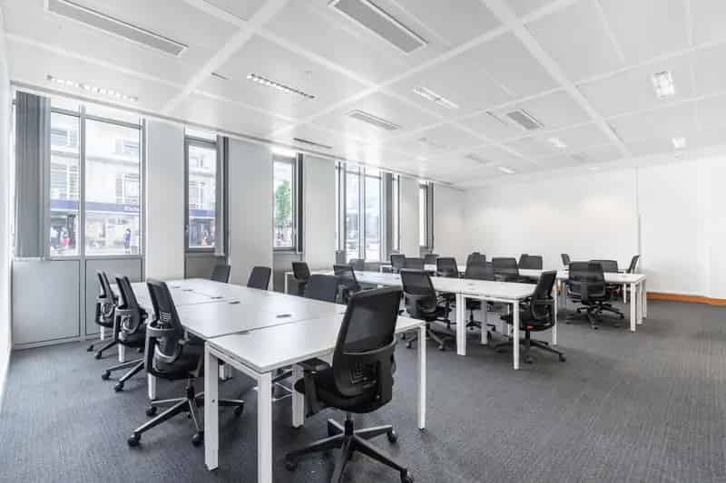 Kew Office Space: Modern Workspace for up to 50 Workstations